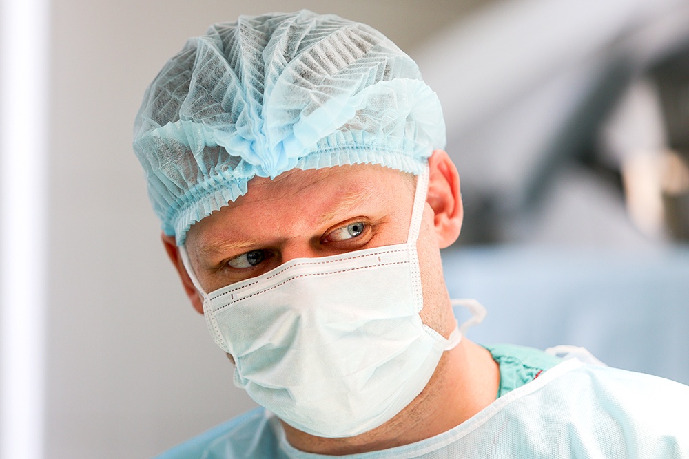 Современная хирургия - это сплав высоких технологий, интеллекта и тонких ручных навыков.