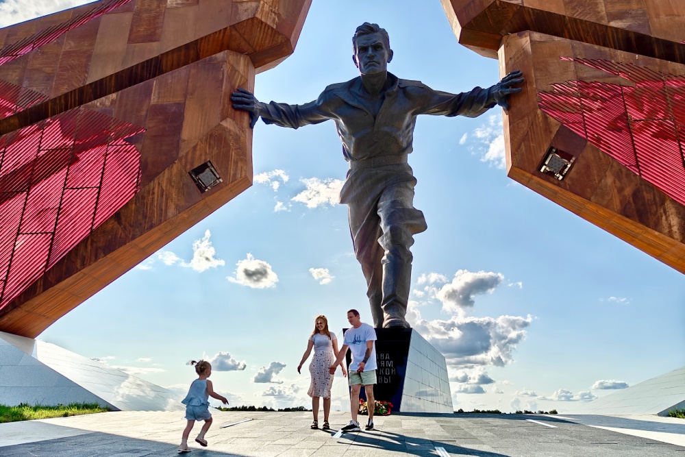 К мемориалу в Поныри приезжают не только участники спецоперации. Семьи с детьми потоком. В объектив попали папа, мама, маленькая дочка - улыбнулись нам на фоне бронзового красноармейца и голубого неба. Главный кадр командировки.