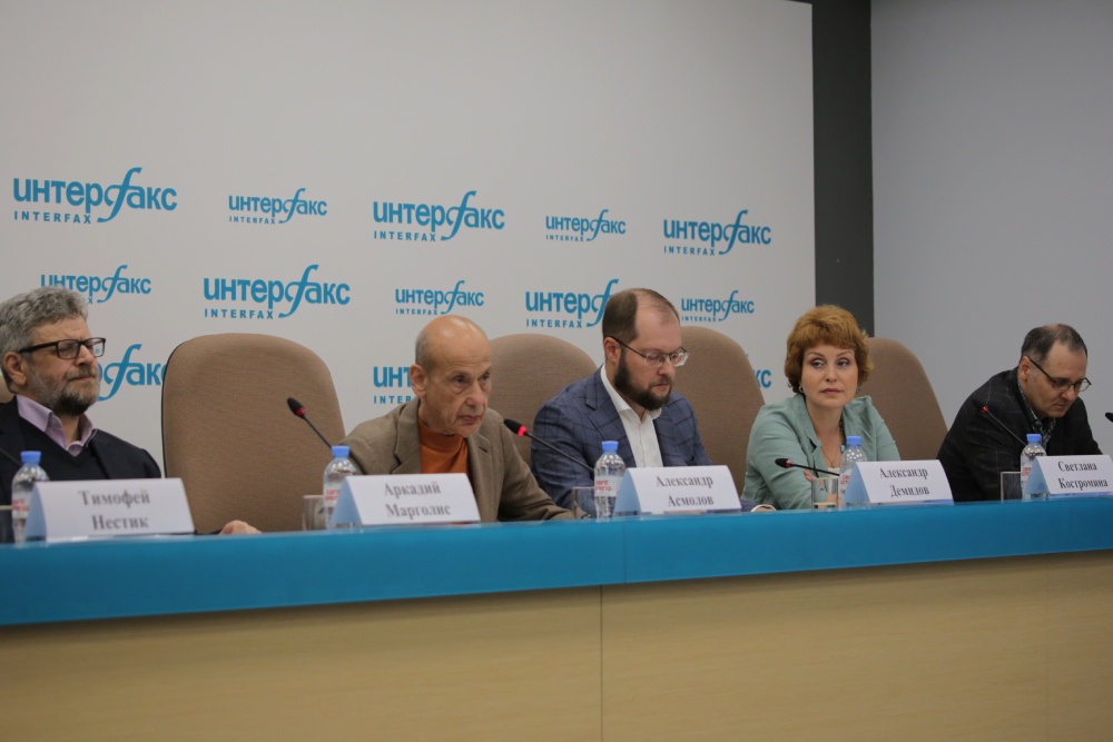 Во время круглого стола в "Интерфаксе".