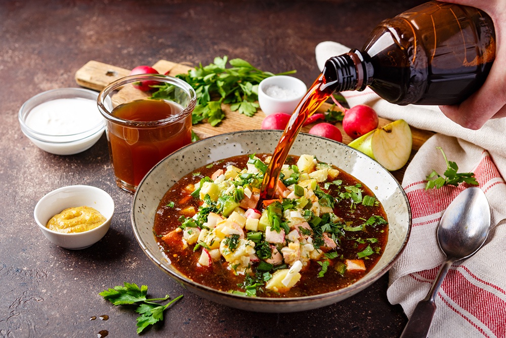 Человек готовит окрошку на квасе