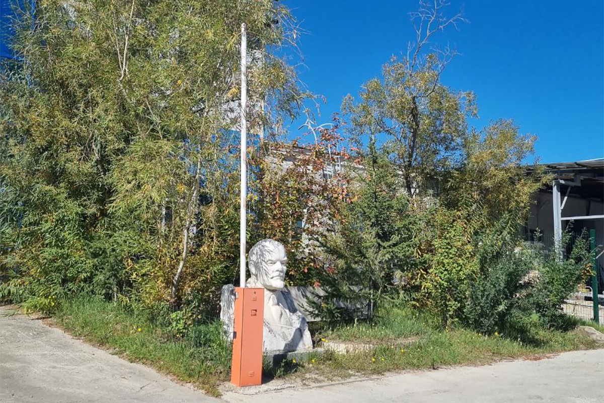 Бюст Ленина установили в кустах у шлагбаума в Якутске. 