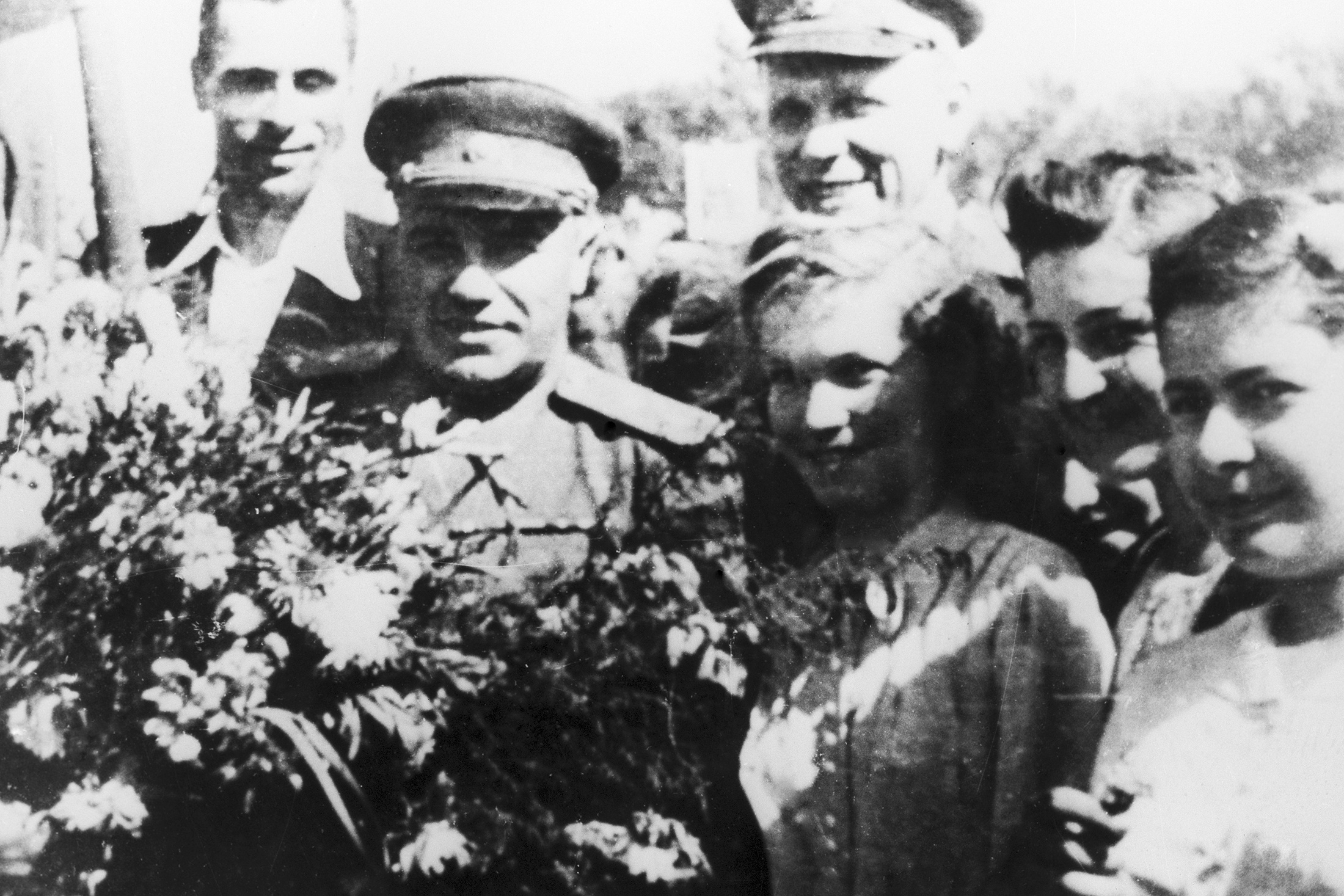 Жители освобожденного города Кишинева с генерал-лейтенантом Николаем Эрастовичем Берзариным (в центре) 24 августа 1944 года. Жители освобожденного города Кишинева с генерал-лейтенантом Николаем Эрастовичем Берзариным (в центре) 24 августа 1944 года.