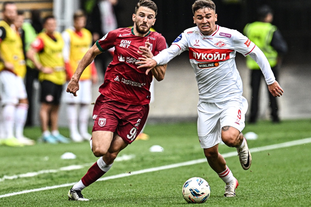 Футболисты "Спартака" (справа) победили в матче Премьер-лиги впервые с июля.