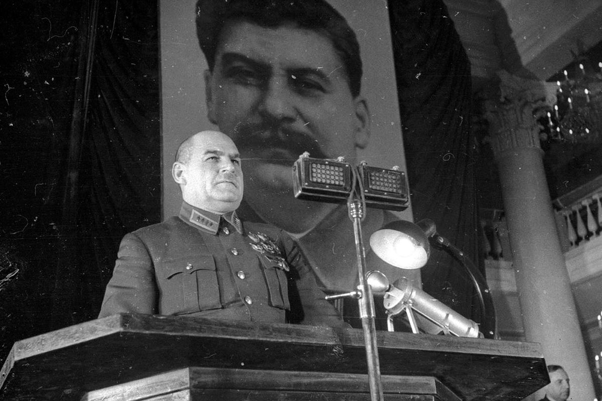 Маршал Григорий Кулик выступает на торжественном собрании в Колонном зале Дома Союзов, посвященном 20-летию завода № 8 имени Калинина. Маршал Григорий Кулик выступает на торжественном собрании в Колонном зале Дома Союзов, посвященном 20-летию завода № 8 имени Калинина.