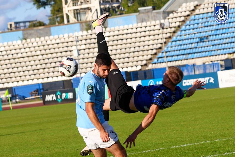 Момент матча между ФК "Шинник" (Ярославль) и "Родина" (Москва)