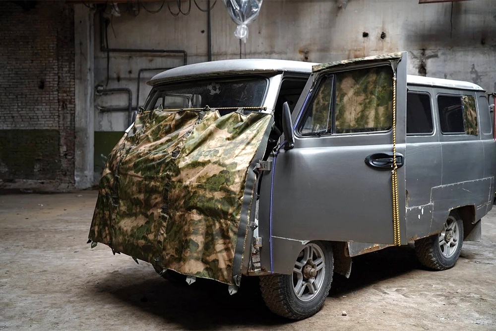 Композитная броня без труда устанавливается на внешнюю обшивку, капот и двери автомобиля.