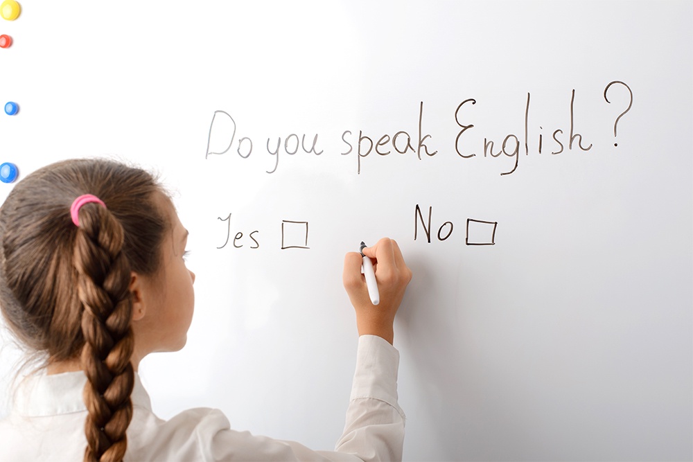 Ни о какой отмене английского и других иностранных языков речи не идет. В 5-7-х классах остается по 2 часа в неделю.