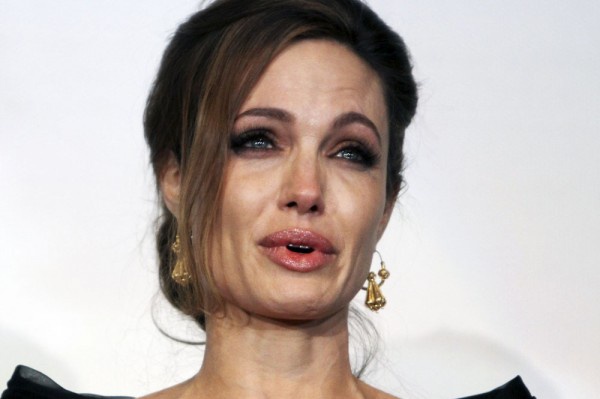 Анджелина Джоли плачет после гала-премьера фильма "In The Land Of Blood And Honey" в Сараево, 14 февраля 2012 года.