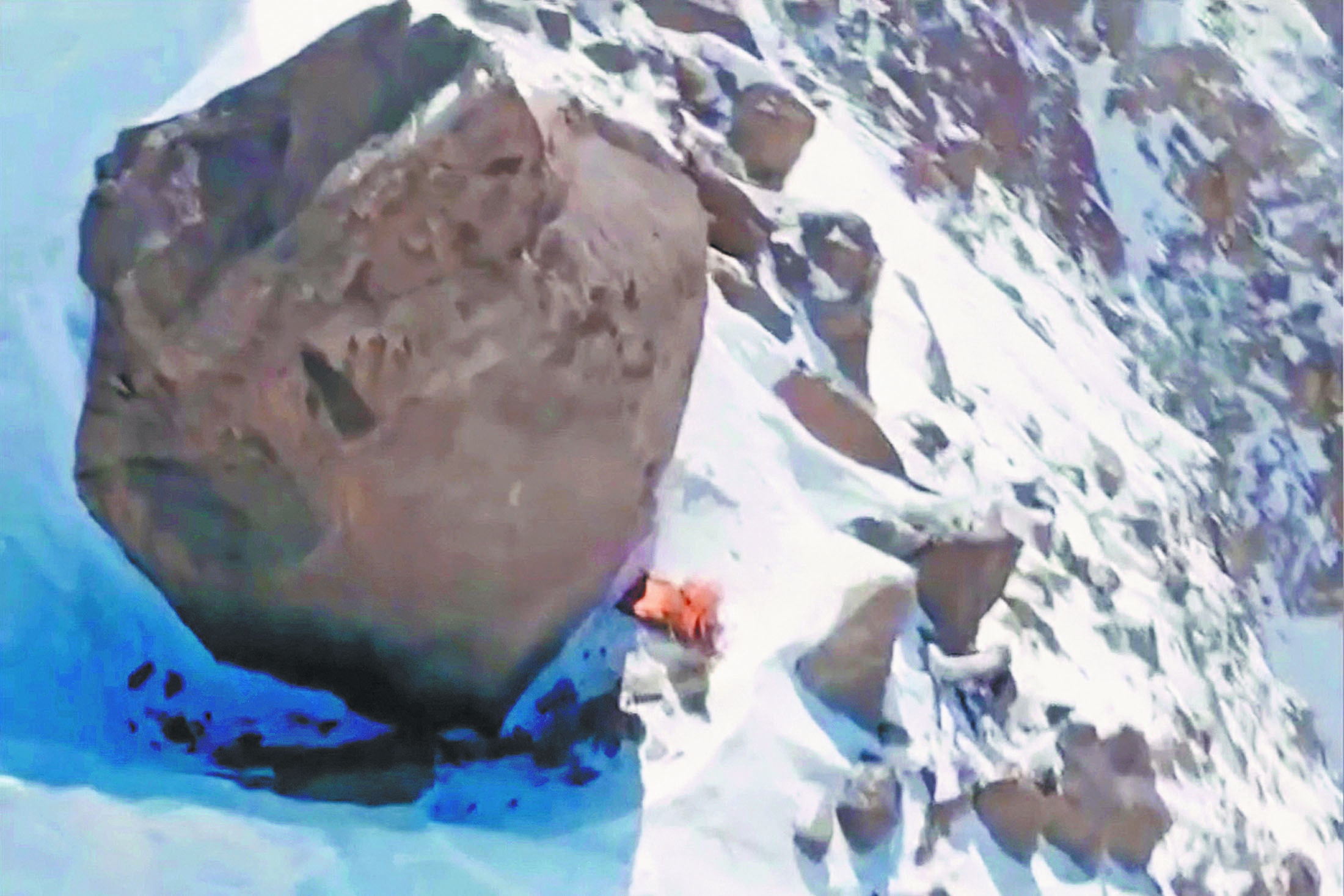 До места стоянки альпинистки долетел дрон. Палатка находится у большого валуна. Альпинистка жива.
