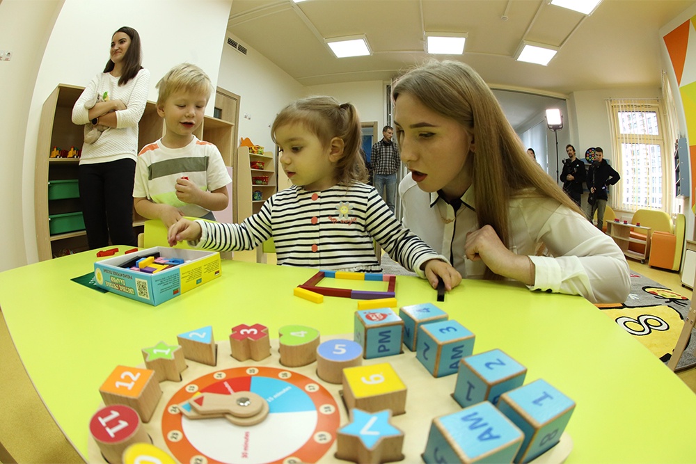 В детских садах теперь не просто ждут родителей с работы, а осваивают иностранные языки и робототехнику.