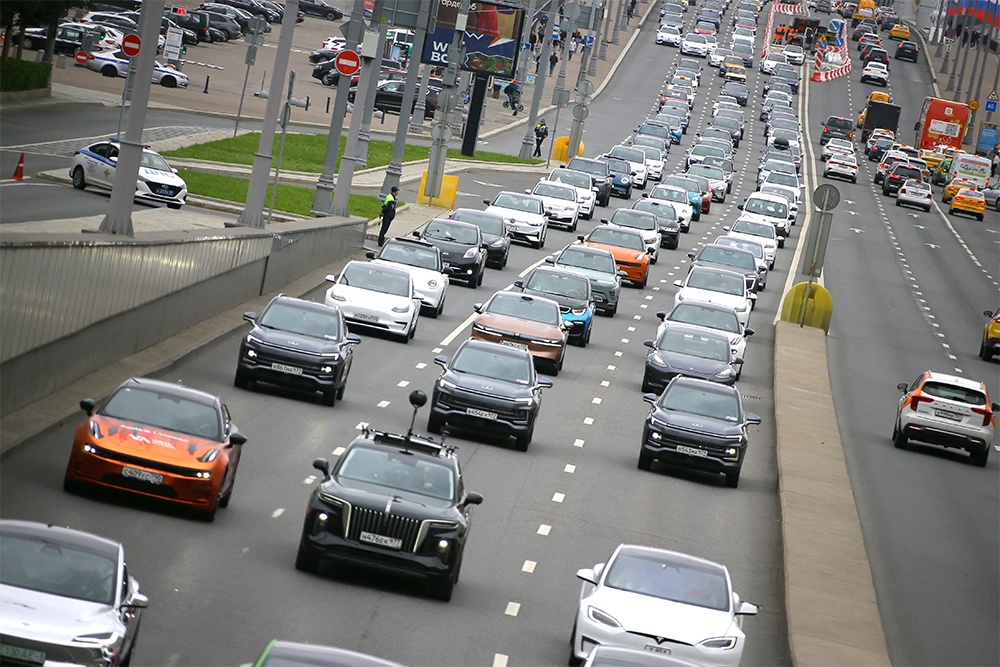 На фестивале электротранспорта прошел парад частных электромобилей.