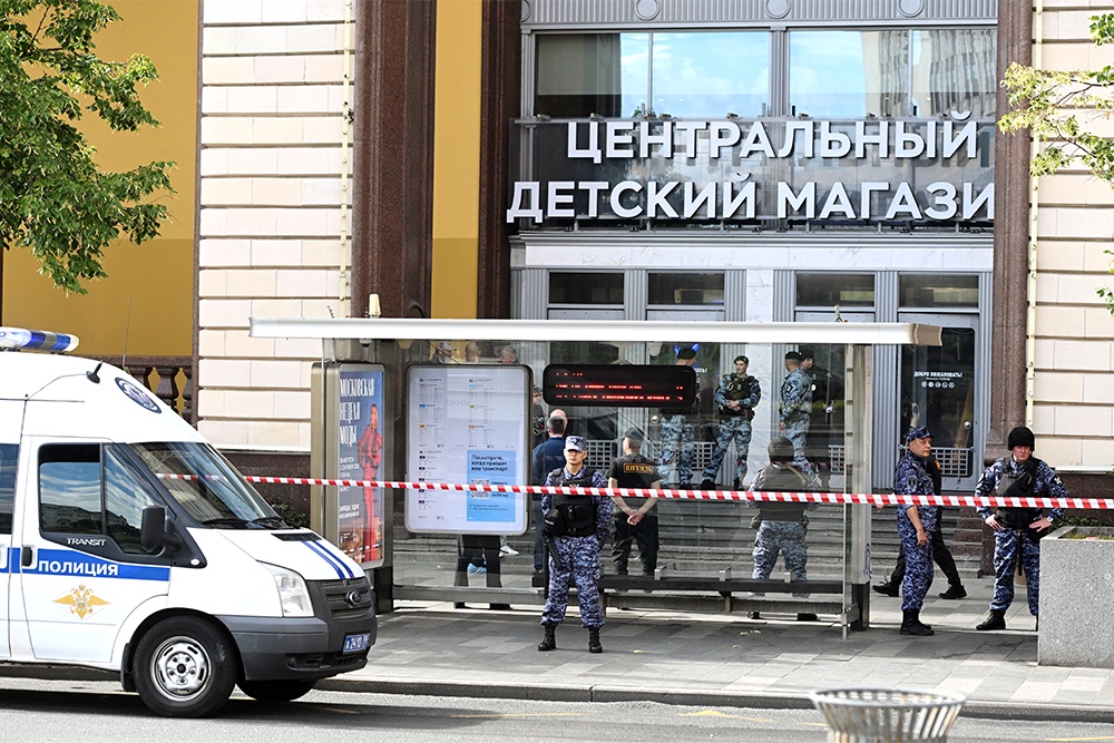 Центральный детский магазин закрыли для посетителей на время работы оперативных служб города.