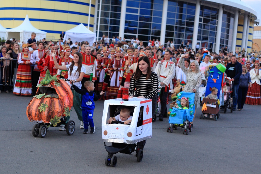 Парад детских колясок собрал более 100 участников.