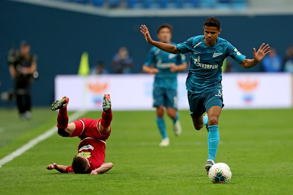 Игрок "Зенита" Дуглас Сантос (справа).