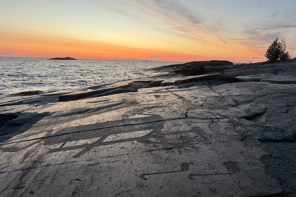 Одним из самых видовых и в то же время сложных отрезков маршрута стало Онежское озеро: около 5000 лет назад мыс Бесов нос был святым для древних язычников. Одним из самых видовых и в то же время сложных отрезков маршрута стало Онежское озеро: около 5000 лет назад мыс Бесов нос был святым для древних язычников.