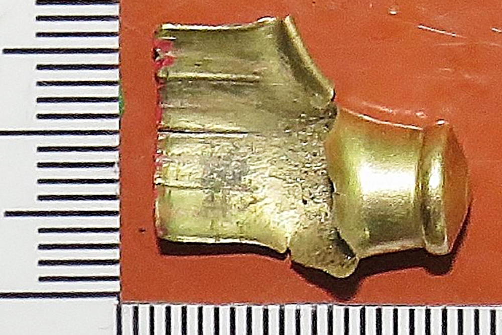 Фрагмент корпуса гильзы, взорвавшейся на уроке в школе Иркутской области Фрагмент корпуса гильзы, взорвавшейся на уроке в школе Иркутской области