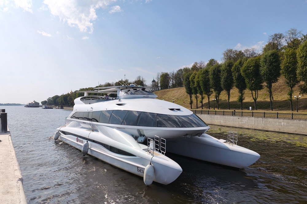 На двухэтажном электрокатамаране можно и просто покататься по Волге, и добраться из Ярославля в Толгский монастырь.