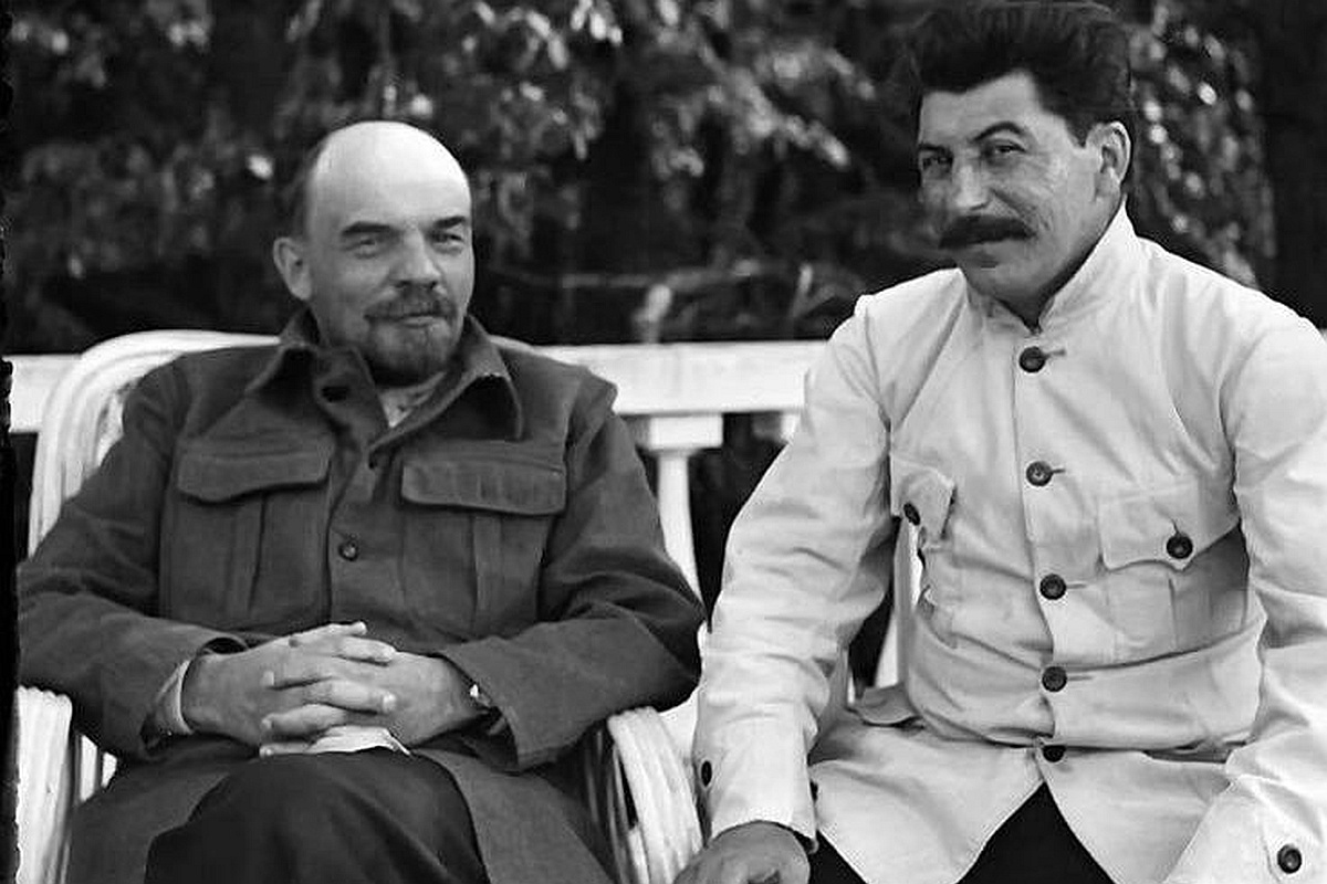 Иосиф Сталин водку не жаловал, предпочитал грузинские вина. А вот Владимир Ильич мог позволить рюмочку в компании. Иосиф Сталин водку не жаловал, предпочитал грузинские вина. А вот Владимир Ильич мог позволить рюмочку в компании.