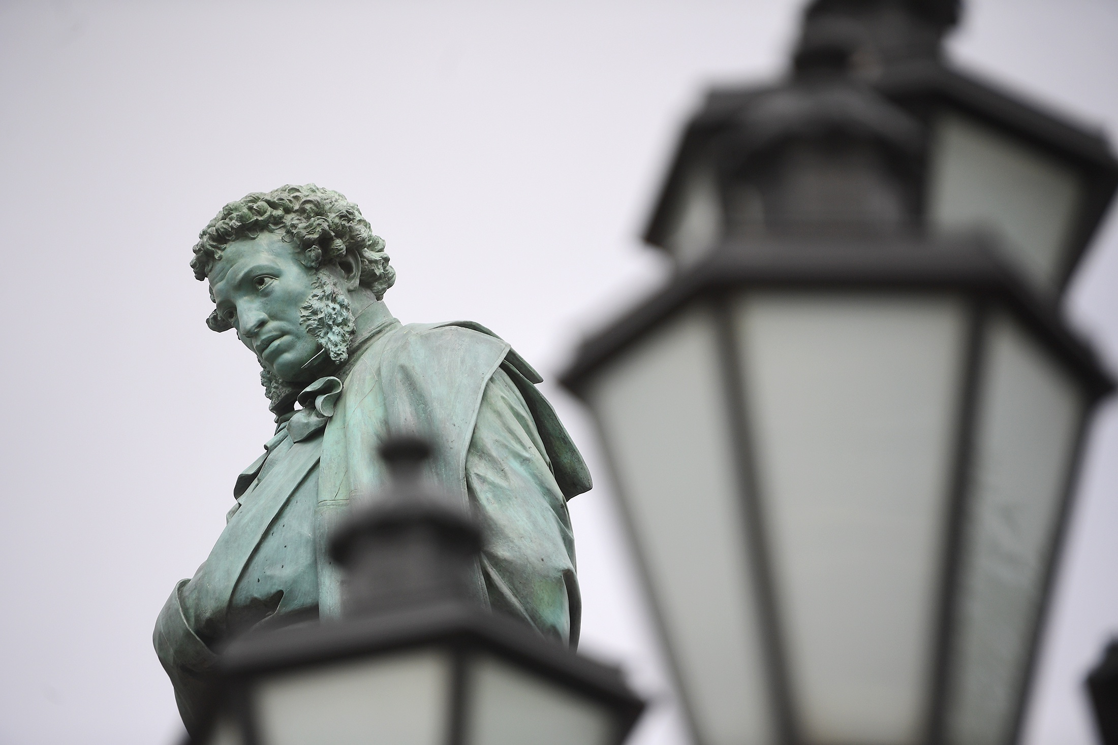 Поэзия - это живой и развивающийся жанр, который гибко адаптируется к современным условиям. Она объединяет поколения, помогает выражать глубочайшие эмоции и служит зеркалом времени.