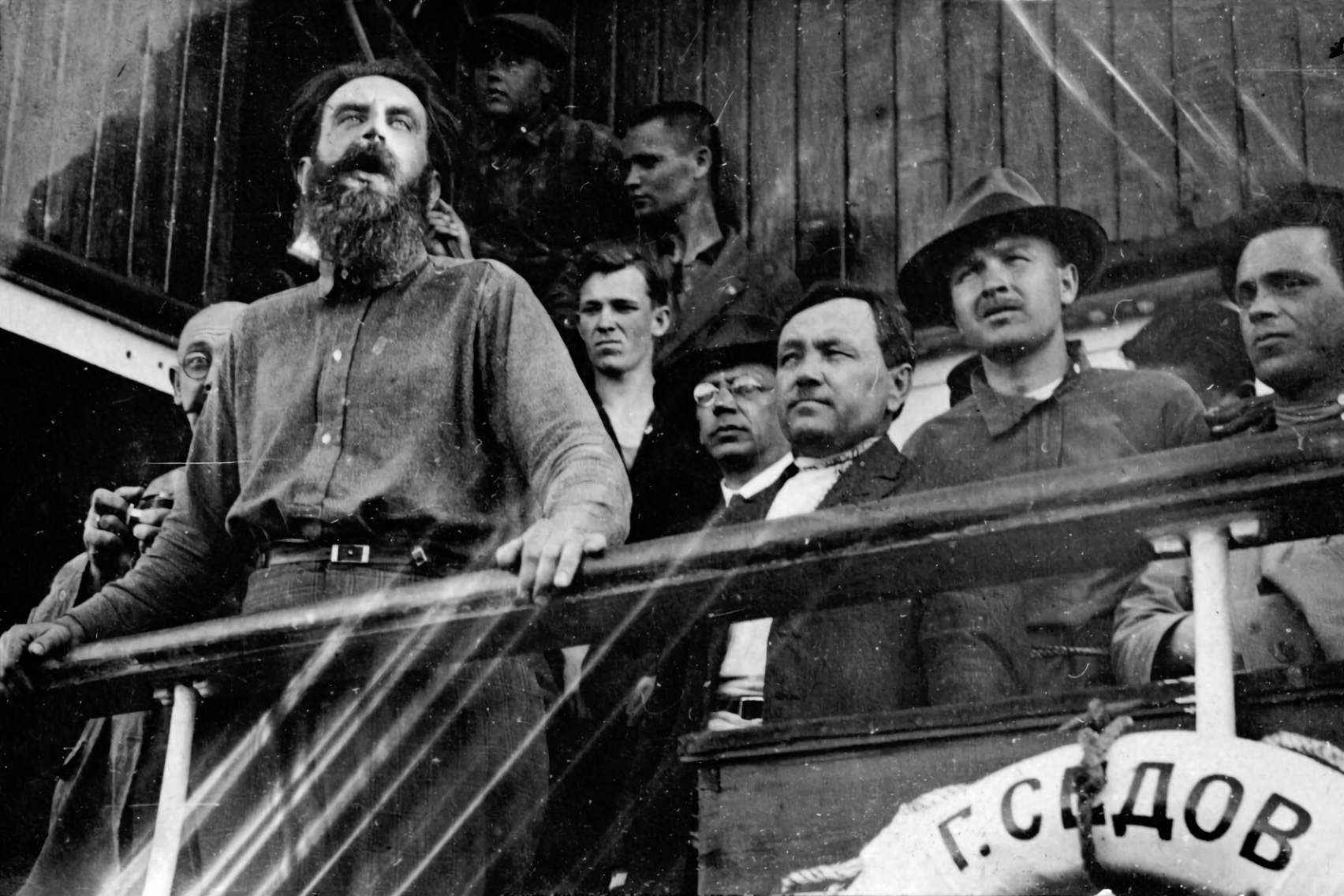 Отто Шмидт выступает с борта ледокола "Седов", отправляющегося в арктическую экспедицию. Сзади в очках - Владимир Визе. 1930 Отто Шмидт выступает с борта ледокола "Седов", отправляющегося в арктическую экспедицию. Сзади в очках - Владимир Визе. 1930