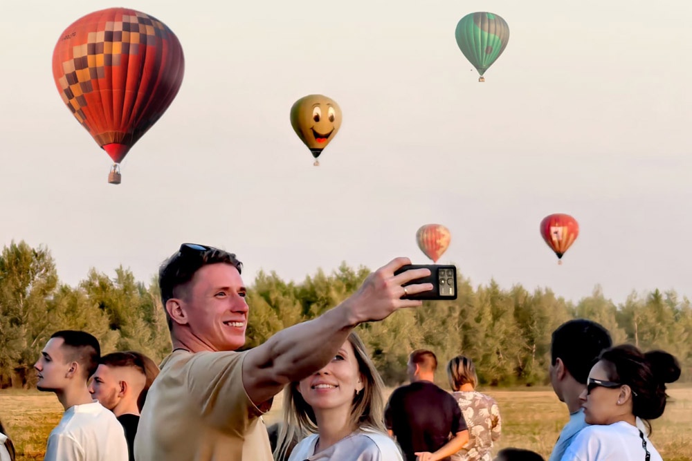 Фестиваль воздушных шаров "Соленый ветер Оренбуржья" собрал на своих площадках более 10 000 гостей. Фестиваль воздушных шаров "Соленый ветер Оренбуржья" собрал на своих площадках более 10 000 гостей.