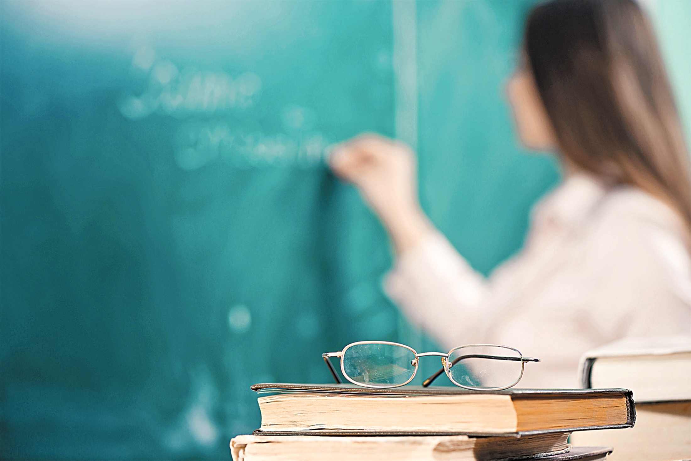 Основная причина оттока из школ молодых учителей - чрезмерная нагрузка.