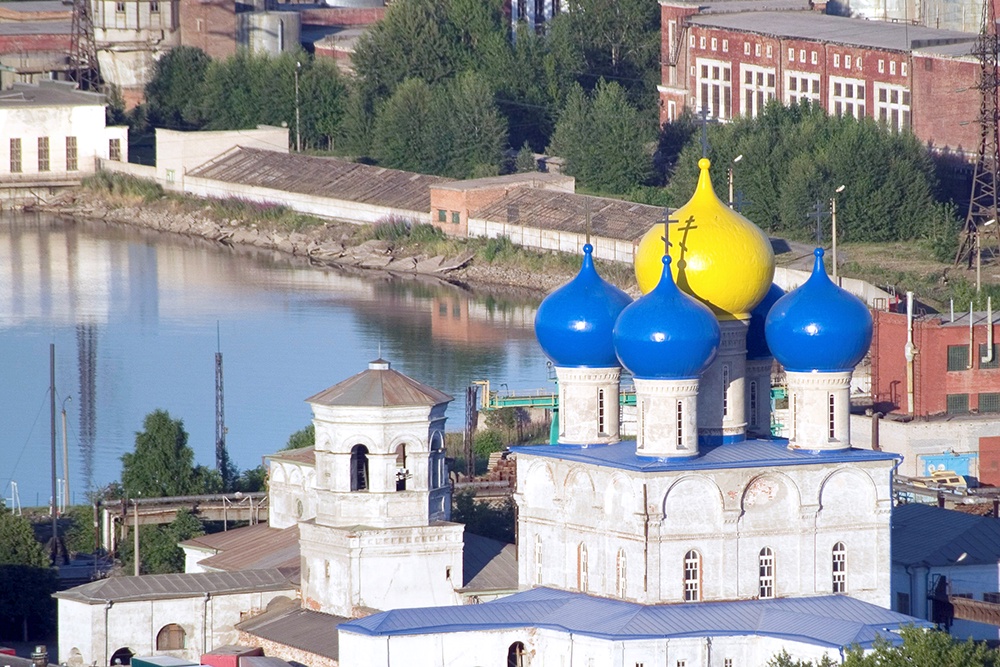 Уже более полувека сохранившиеся здания Николо-Корельского монастыря окружают цеха крупнейшей в России оборонной верфи.