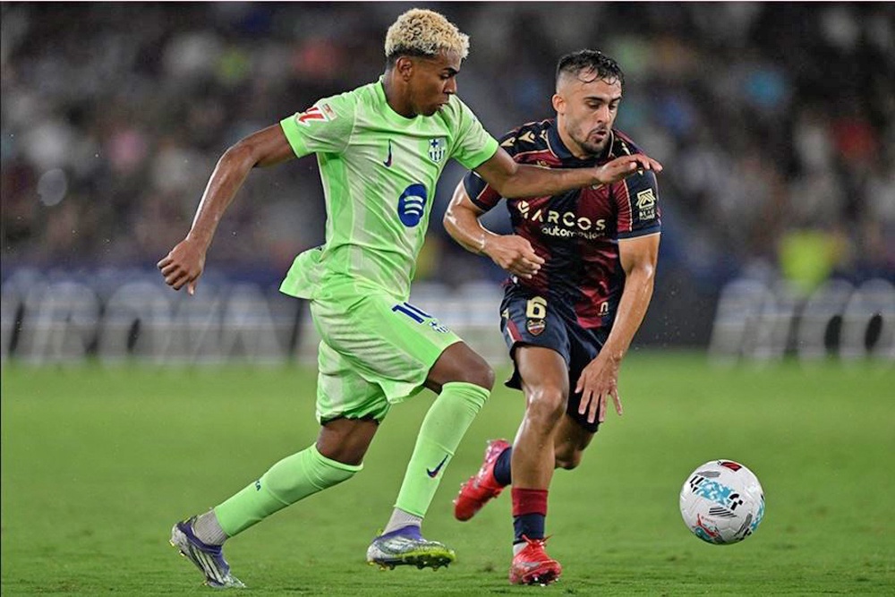 Лидер "Барсы" Ламин Ямаль (слева) не забил "Леванте", но именно после его подачи соперник срезал мяч в свои ворота. 