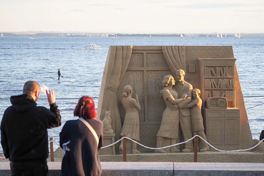 Каждая скульптура раскрывает образ побед Петербурга: от подвигов Александра Невского и Суворова - до Великой Победы и достижений, которые прославляют его сегодня. Центральным объектом экспозиции стала уменьшенная копия Триумфальной арки "Слава победителям".