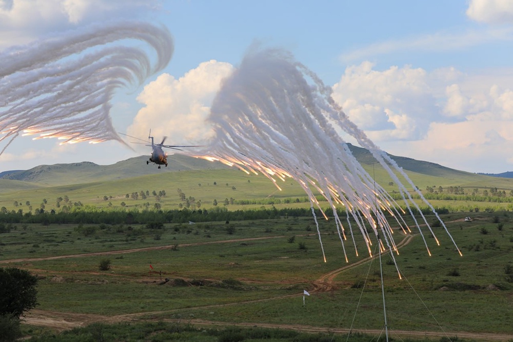 Такие крылья ангела вертолет Ми-8АМТШ нарисовал с помощью отстреливаемых для отвлечения зенитных ракет тепловых пушек. Произошло это на полигоне Бурдуны в Бурятии, где на днях прошло российско-монгольское учение "Селенга-2025". Мотострелковые подразделения двух стран отработали действия по уничтожению незаконных вооруженных формирований при освобождении промышленного объекта в приграничном районе. После учений вертолеты и занятые в них российские бойцы вернутся в зону СВО.
