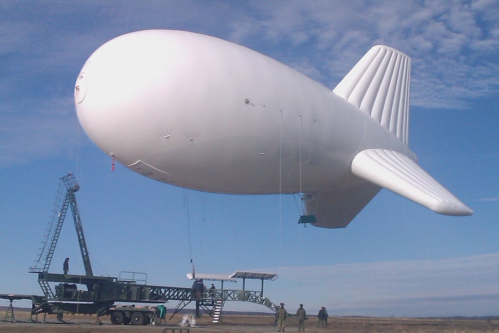 По заданию минобороны коллектив российских конструкторов ранее разработал и испытал такие привязные аэростаты, как "Гамильтон", "Гепард" и "Тигр" (на фото). Эксперты уверены, что все эти аэроплатформы должны стоять на дежурстве не только для обеспечения ПВО, но и для экологического мониторинга или поддержки мобильной связи во время спасательных операций в местах природных бедствий и катастроф.