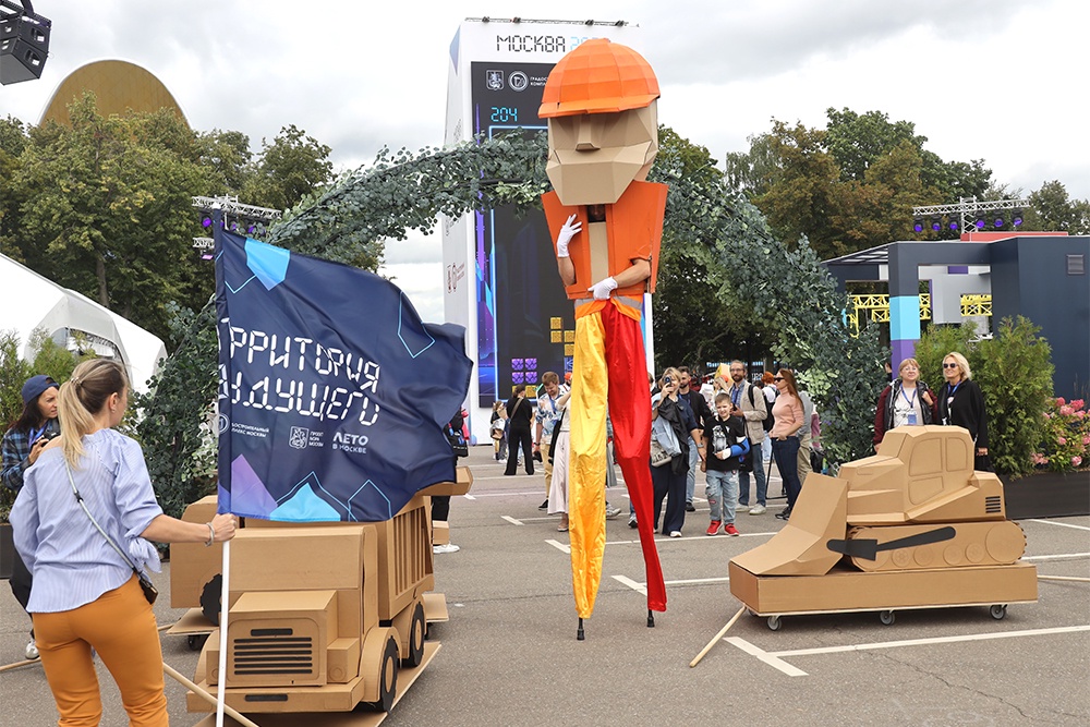 Площадки форума уже посетили более 2,5 миллиона человек. В том числе благодаря интересному оформлению.