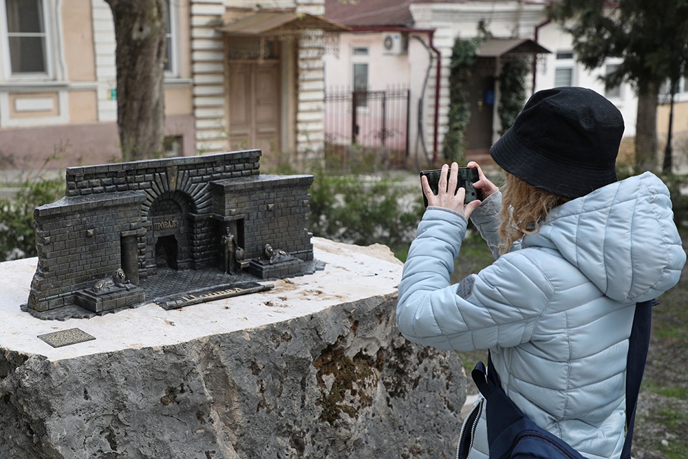 Гиды со знанием языка жестов выучили десятки маршрутов по знаковым местам курортов.