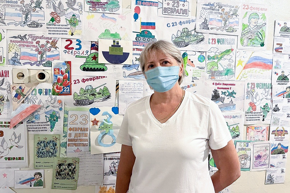 С лекарствами доктор Лена привозит раненым детские рисунки и письма. Бойцов они очень трогают.