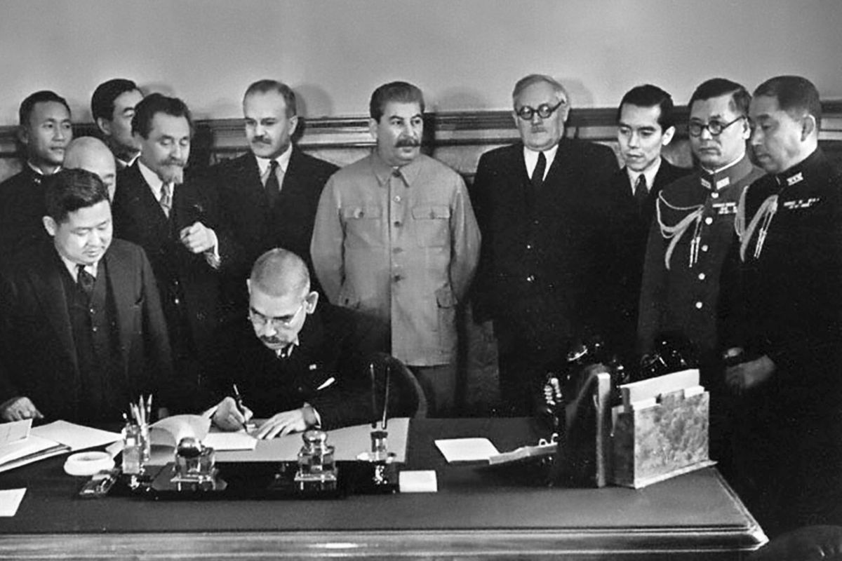 Подписание пакта о нейтралитете между СССР и Японией. 1941 год. Подписание пакта о нейтралитете между СССР и Японией. 1941 год.