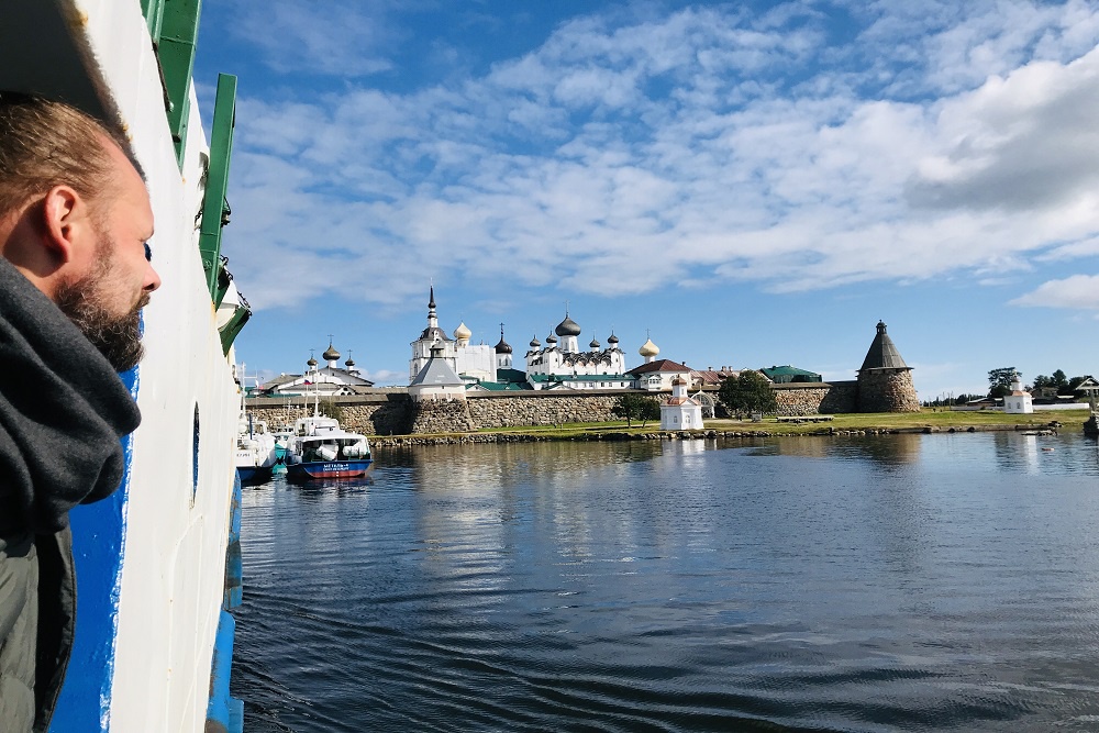 Голос современных Соловков - это колокольный звон, а еще звуки стройки. Работы здесь не останавливаются. 