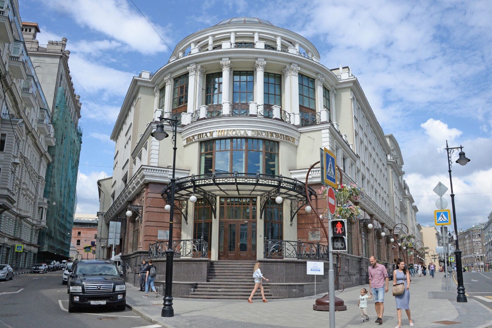 В 2025 году в ВШЭ для поступающих было выделено 2 717 бюджетных мест в бакалавриате и специалитете, а также 5 447 платных мест.