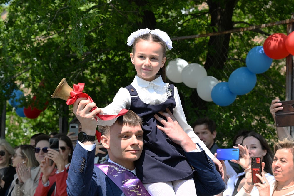 На праздничную линейку ученики, к сожалению, не попадут в родную школу. На праздничную линейку ученики, к сожалению, не попадут в родную школу.