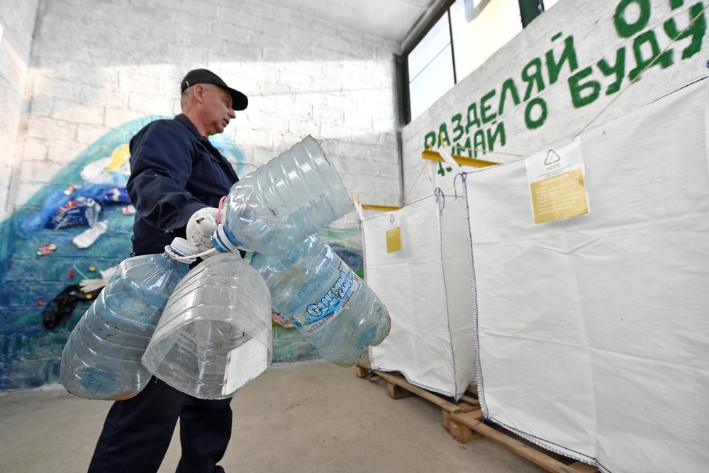 Пластик частично уже перерабатывается в России, но ученые продолжают искать способы, как максимально полезно использовать такие отходы