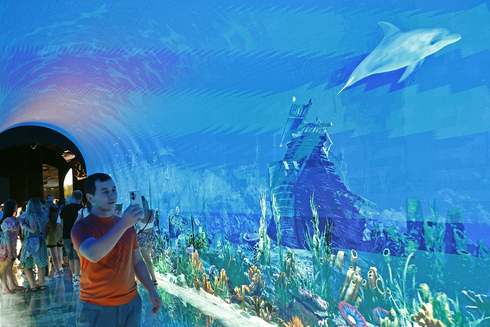 В одном из тоннелей как будто погружаешься в глубины океана и провожаешь взглядом проплывающих над головой кита и акулу