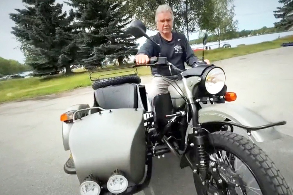 Неожиданный подарок сделал Владимир Путин жителю Анкориджа Марку Уоррену: в канун встречи на Аляске российского и американского лидеров обычному американцу презентовали "Урал" модели Gear UP.