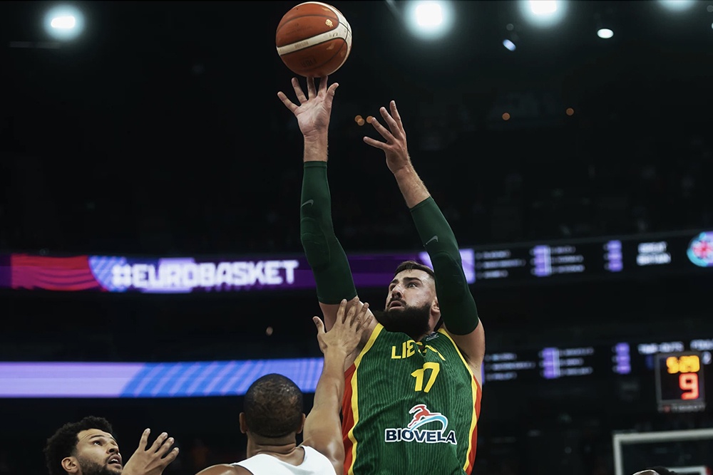 Литовский центровой Йонас Валанчюнас (справа) набрал в матче с Великобританией 18 очков.