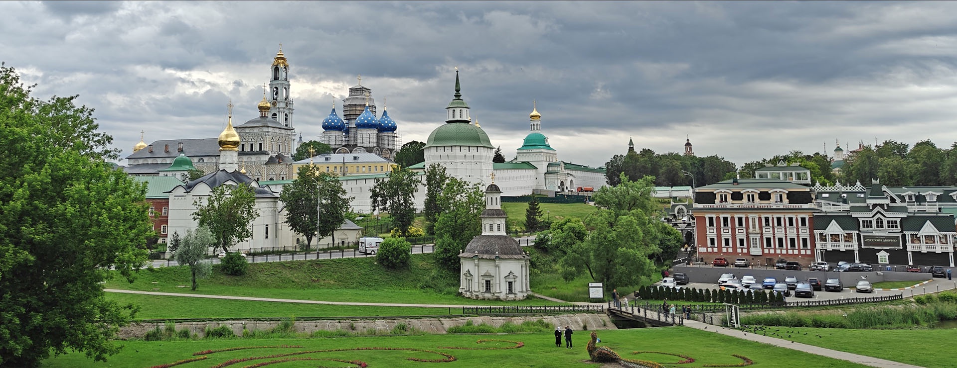 Всего час на экспрессе от Ярославского вокзала Москвы, и вот перед вами Троице-Сергиева лавра. Это о ней Флоренский сказал: "Здесь ощутительнее, чем где-либо, пульс нашей истории". Гений не обманул. 