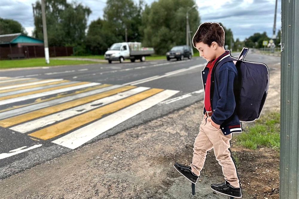 Такая фигура мальчика появилась у перехода возле школы в Можайске. Яркие силуэты призваны привлечь внимание водителей, говорят в администрации.