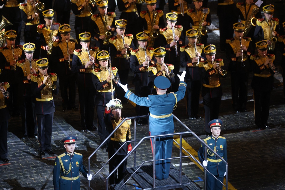 В этом году на Красной площади выступают 25 коллективов: 1500 музыкантов и артистов из 10 стран. В этом году на Красной площади выступают 25 коллективов: 1500 музыкантов и артистов из 10 стран.