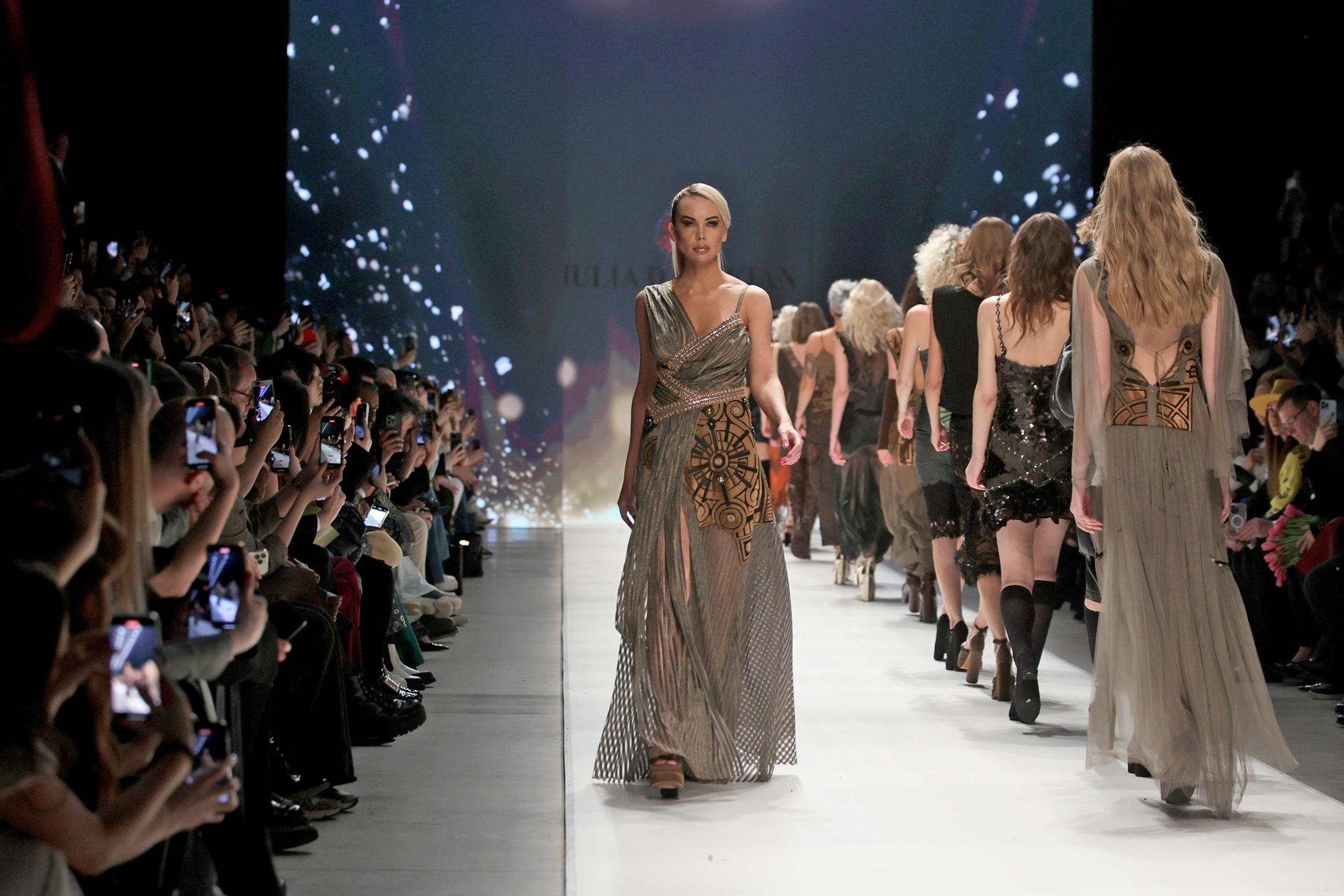 На Неделе моды соберутся более 220 брендов, запланировано более 100 показов.