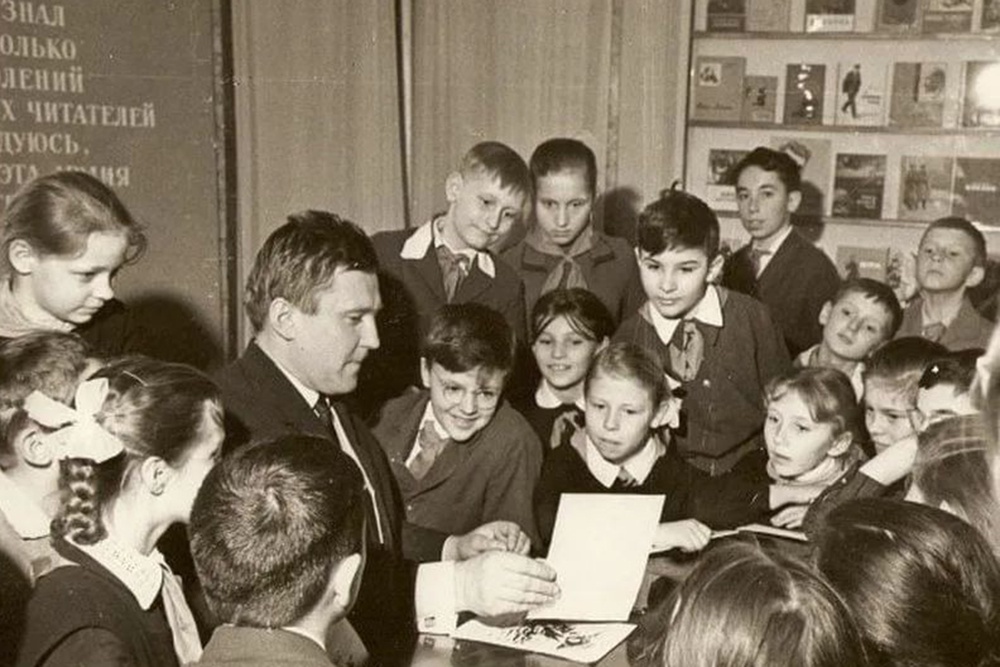 Виктор Голявкин на встрече с читателями показывает свои рисунки. Ленинград, 1960-е.