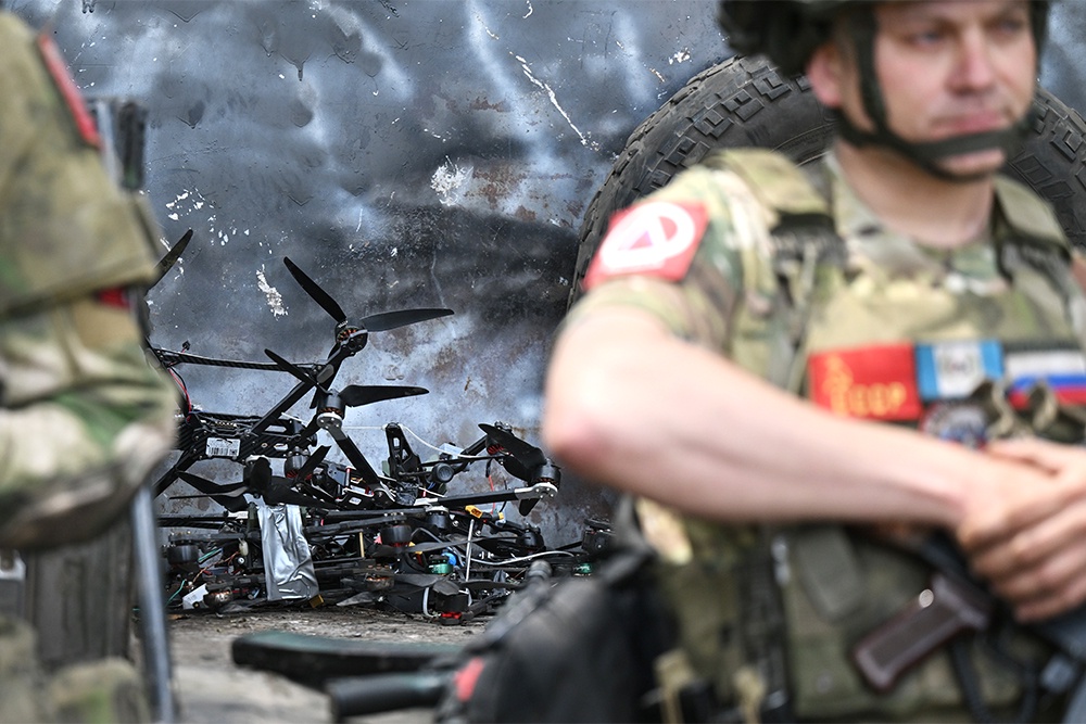 На фото груда украинских FPV-дронов, не выполнивших в районе Красноармейска боевые задания.