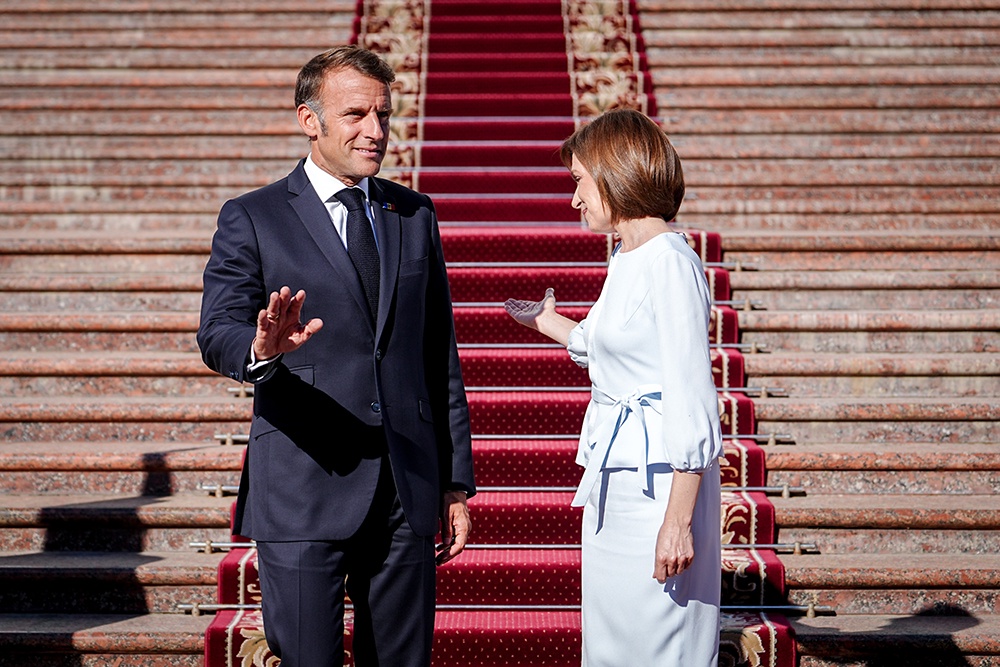 Макрон приехал в Молдавию помогать Санду остаться у власти.