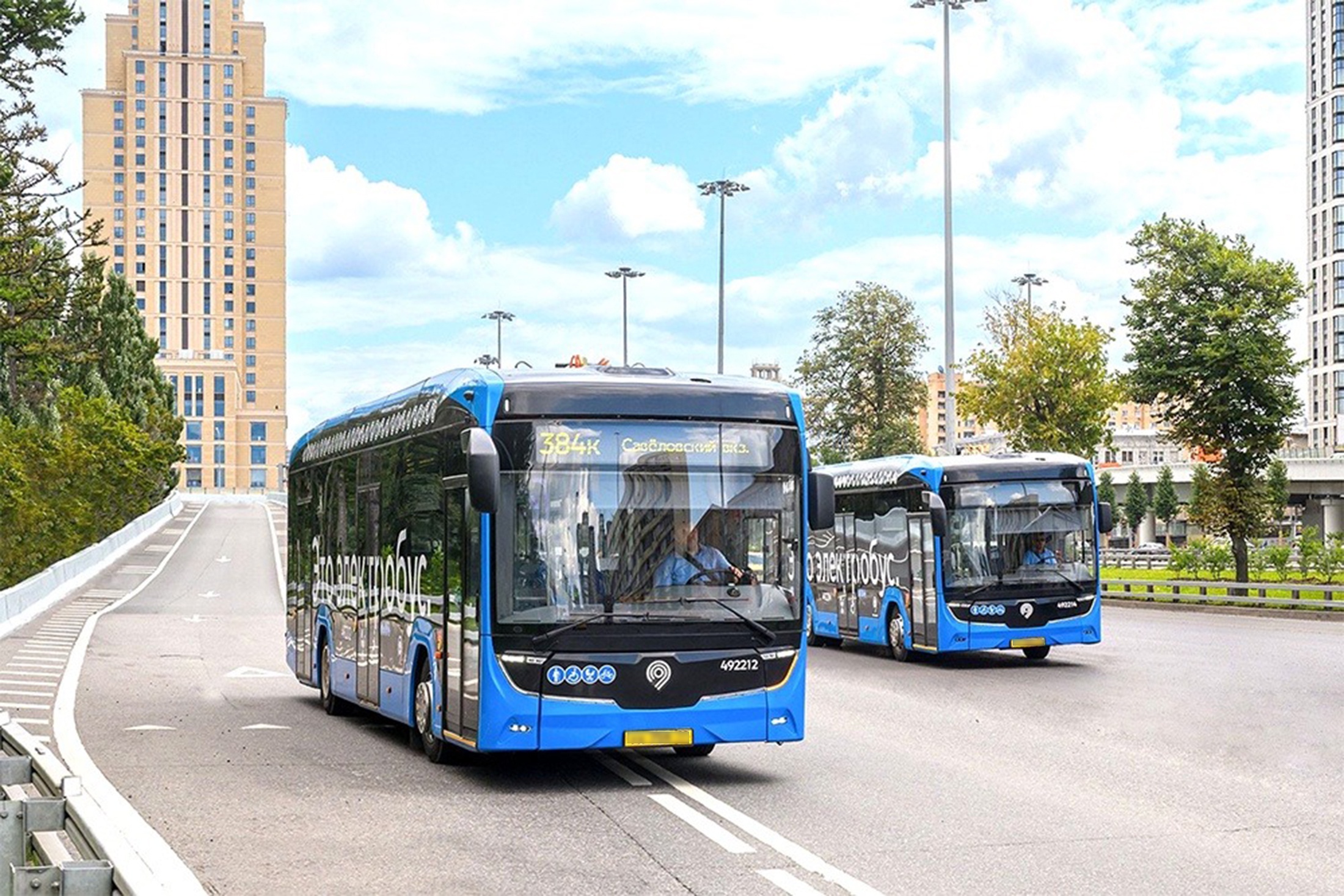 Новые электробусы можно отличить и по внешнему виду - дизайн стал более современным, а фары почти не видны.